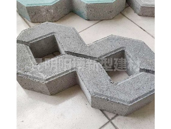 昆明八字植草磚在園林設(shè)計(jì)中的應(yīng)用優(yōu)勢(shì)有哪些呢？